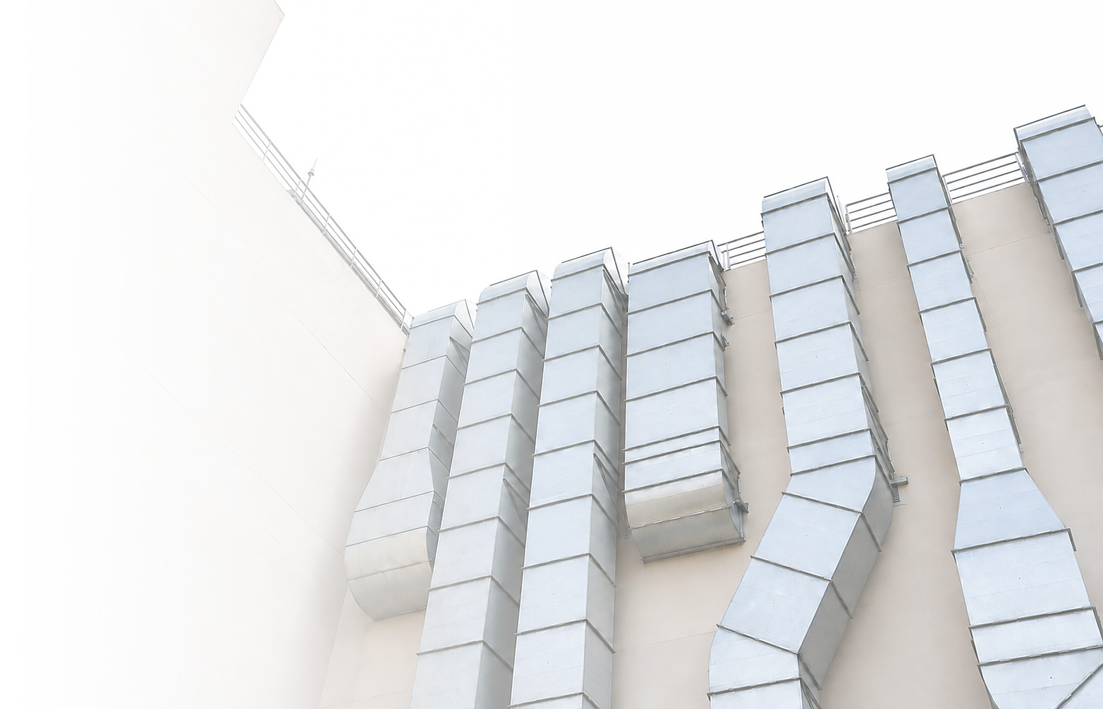 Fasad arsitektur modern dalam fotografi monokrom
